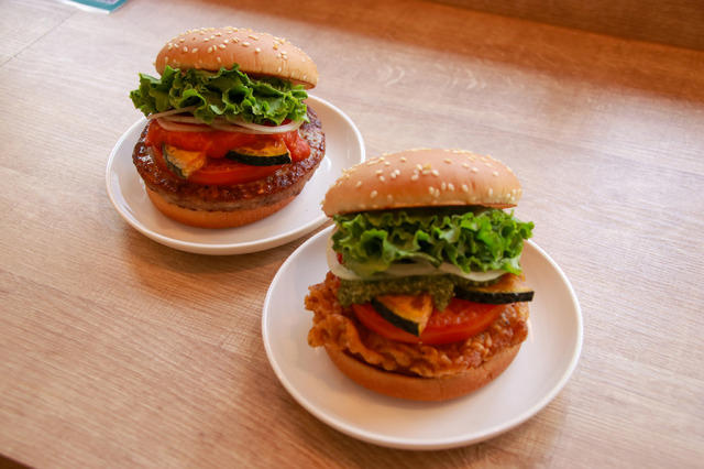 見た目も満足、夏野菜たっぷりの“映えるバーガー”, さっぱり派には「バジルチキンバーガー」, ガッツリ派には「チリトマトクラシックバーガー」, ドリンクは“ひんやりゴロっと”果実氷ソーダ, サイドは濃厚だけど軽やか「ディップポテト」, ビールが終日290円。ちょい飲みにも最適