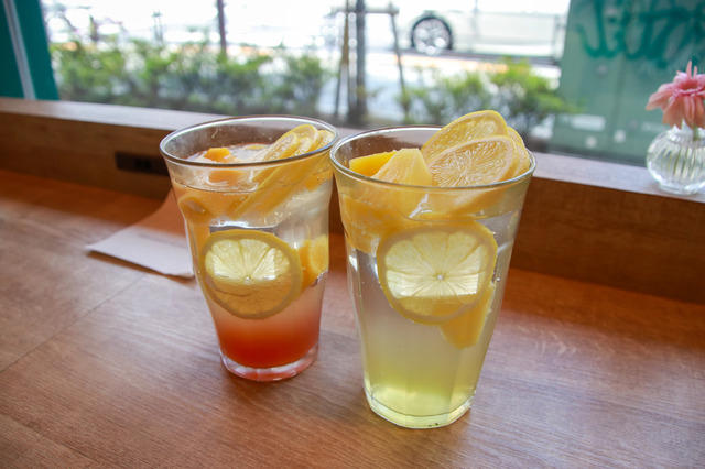 見た目も満足、夏野菜たっぷりの“映えるバーガー”, さっぱり派には「バジルチキンバーガー」, ガッツリ派には「チリトマトクラシックバーガー」, ドリンクは“ひんやりゴロっと”果実氷ソーダ, サイドは濃厚だけど軽やか「ディップポテト」, ビールが終日290円。ちょい飲みにも最適