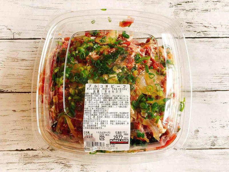 コストコの「プルコギビーフ」の値段・内容量, コストコの「プルコギビーフ」の原材料, コストコの「プルコギビーフ」のカロリー, コストコの「プルコギビーフ」の消費期限, 冷凍保存の仕方・手順｜お弁当用には焼いてから保存も◎, 解凍方法｜調理する前日に冷蔵庫に移すのがおすすめ, 冷凍保存は2週間～3週間を目安に使い切る, お弁当にも使いやすい！, アレンジレシピ1：ペッパーランチ風「プルコギライス」, アレンジレシピ2：砂糖としょうゆだけの「肉豆腐」, アレンジレシピ4：和食に変身！ 「肉じゃが」, アレンジレシピ4：焼いて乗せるだけ「肉うどん」, 1.「ディナーロール」, 2.「フラワートルティーヤ」（常温）, 3.「bibigo（ビビゴ）プルコギのたれ」, コストコの「プルコギビーフ」は冷凍できる？ 何グラムごとに保存するのがおすすめ？？, コストコの「プルコギビーフ」の保存期間は何日くらいが目安？, コストコの「プルコギビーフ」の解凍方法は？ 冷凍のまま焼くことは可能？？, コストコのプルコギアレンジでハヤシライスは作れる？