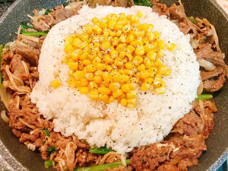 コストコの「プルコギビーフ」の値段・内容量, コストコの「プルコギビーフ」の原材料, コストコの「プルコギビーフ」のカロリー, コストコの「プルコギビーフ」の消費期限, 冷凍保存の仕方・手順｜お弁当用には焼いてから保存も◎, 解凍方法｜調理する前日に冷蔵庫に移すのがおすすめ, 冷凍保存は2週間～3週間を目安に使い切る, お弁当にも使いやすい！, アレンジレシピ1：ペッパーランチ風「プルコギライス」, アレンジレシピ2：砂糖としょうゆだけの「肉豆腐」, アレンジレシピ4：和食に変身！ 「肉じゃが」, アレンジレシピ4：焼いて乗せるだけ「肉うどん」, 1.「ディナーロール」, 2.「フラワートルティーヤ」（常温）, 3.「bibigo（ビビゴ）プルコギのたれ」, コストコの「プルコギビーフ」は冷凍できる？ 何グラムごとに保存するのがおすすめ？？, コストコの「プルコギビーフ」の保存期間は何日くらいが目安？, コストコの「プルコギビーフ」の解凍方法は？ 冷凍のまま焼くことは可能？？, コストコのプルコギアレンジでハヤシライスは作れる？