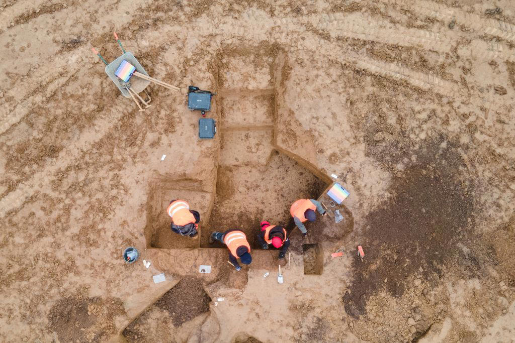 Unknown ancestor New discovery, Face remains, Unknown ancestor, Oldest remains, Homo Erectus?, Eastern Europe, The link between species, Timing human entry into Western Europe, Waves of migration, Large blank periods, Norther Spain cave