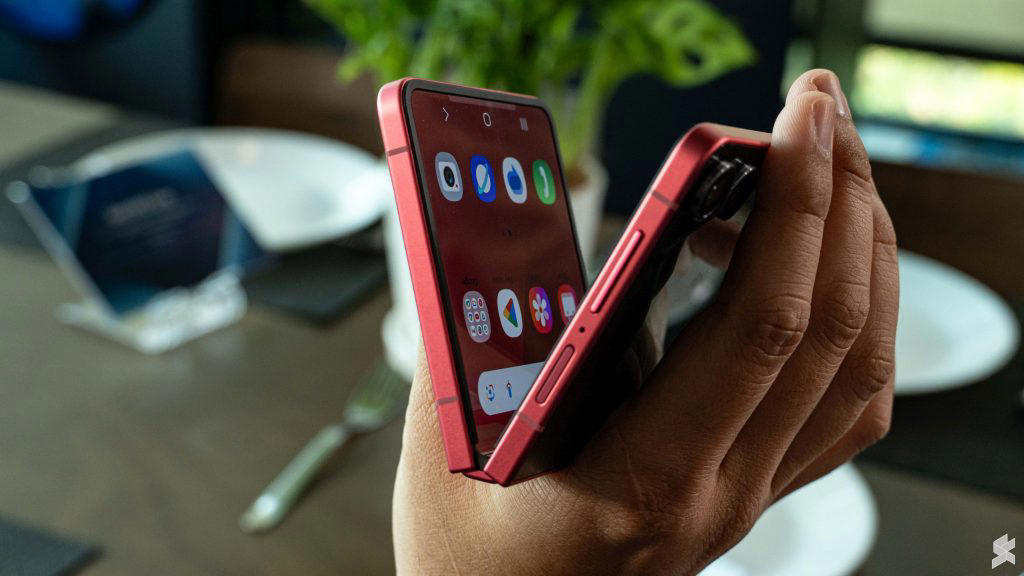 Edge-to-edge 4.1” cover screen with slimmer bezels, Bigger 6.9” inner screen, thinner build and improved durability, Larger 4,300mAh battery, Exynos 2500 and Samsung DeX, Dual cameras with ProVisual Engine and upgraded cover UI, Samsung Galaxy Z Flip 7 Malaysia: Colours and Pricing