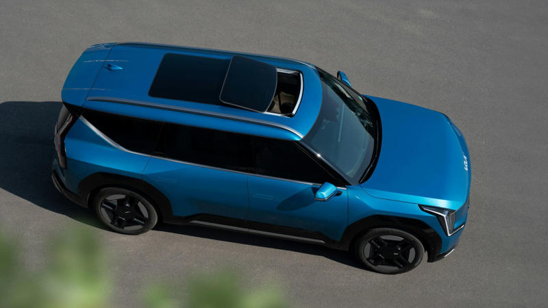 The Sunroof Showdown 1. Ford Explorer (Various Years), 2. Honda CR‑V Hybrid (2025), 3. Infiniti QX50 (2019), 4. Chevrolet Traverse (2025), 5. Chevrolet Equinox (2025), 6. Hyundai Tucson, 7. Nissan Pathfinder (2025), 8. Mazda CX‑5 (Used), 9. Chevrolet Trailblazer, 10. Buick Encore GX, 1. Lucid Air Touring (2025), 2. 2025 Subaru Forester, 3. Toyota Camry, 4. BMW X3 (G45), 5. Kia EV6, 6. Volvo EX30, 7. Mercedes-Benz GLC Series, 8. Volkswagen Touareg R, 9. Lexus NX (2024/25), 10. Audi A5 (2025)