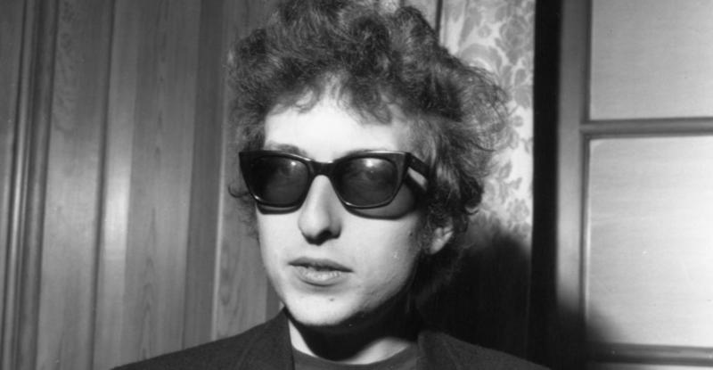 Famous musicians who can’t read sheet music Michael Jackson, Paul McCartney, Jimi Hendrix, Lionel Richie, Elvis Presley, Bob Dylan, Miles Davis, Eric Clapton, Eddie Van Halen, Taylor Swift, Stevie Wonder, Kurt Vile