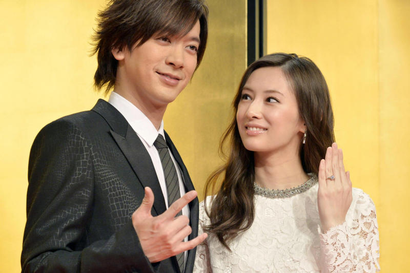 芸能界で活躍し続ける父親たち, 子煩悩パパとしての一面も, YouTubeで家族団欒の様子を発信, 娘たちはアメリカに留学中, 夫婦2人の時間も大切にしている