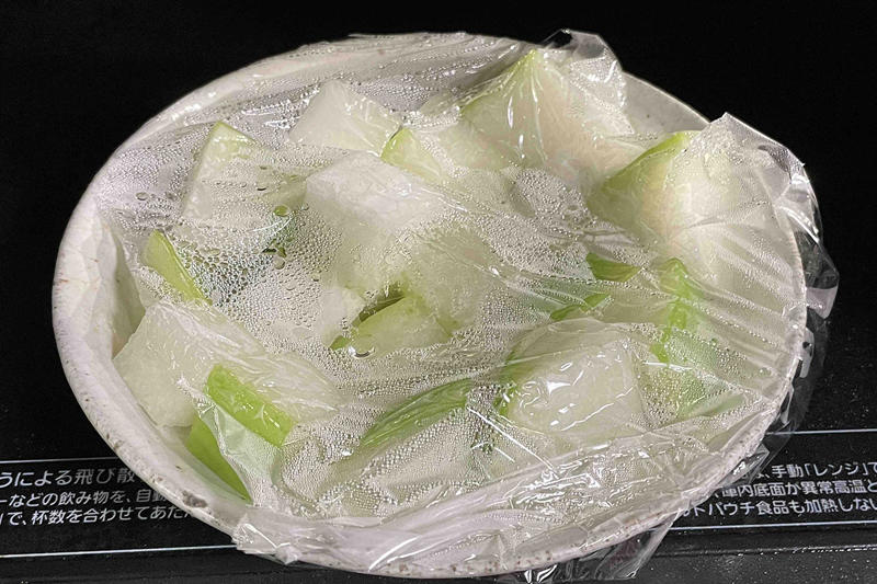 意外と知らない「冬瓜」の食べ方, 冬瓜の栄養を生かす調理のポイント, 下処理の時短ポイントはピーラー皮むき×レンチン下ゆで, 暑い夏にさっぱり食べられる定番料理「冬瓜の冷たい煮物」, 市販のソースを混ぜれば簡単！「時短マーボー冬瓜」