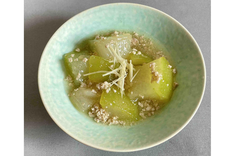 意外と知らない「冬瓜」の食べ方, 冬瓜の栄養を生かす調理のポイント, 下処理の時短ポイントはピーラー皮むき×レンチン下ゆで, 暑い夏にさっぱり食べられる定番料理「冬瓜の冷たい煮物」, 市販のソースを混ぜれば簡単！「時短マーボー冬瓜」