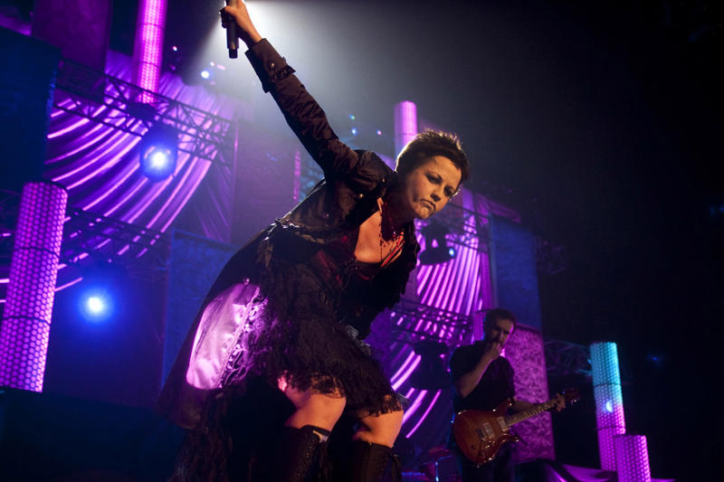 A painful loss, 'Zombie', 'Zombie' marked half of her life, A tragic life on many levels, Early rise to fame, A song of commitment, 'Linger', They swept North America, Not as big in the UK, Two solo albums, A complicated childhood, She was abused as a child, ‘You think it's your fault. You bury it.’, Anorexia, depression, excesses..., Tried to take her own life, Mother of 3 children, Fateful 2018, Alc0h0l poisoning