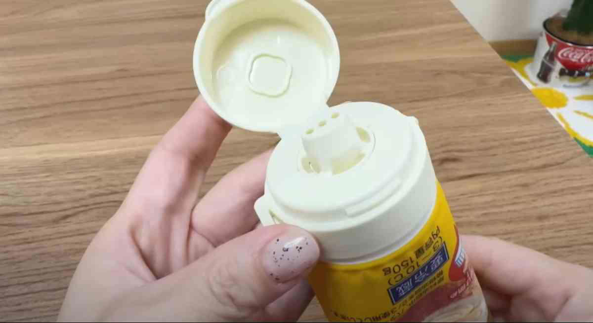 2タイプのノズルで取り付け簡単！, 細い穴から出てくるバターがきもちい～！, セリアの「ワンタッチ バターチューブキャップ」の詳細, 中華調味料のチューブに使えるキャップ！, 切れよし！ 片手で使えて便利！, セリアの「ワンタッチ 中華チューブキャップ」の詳細