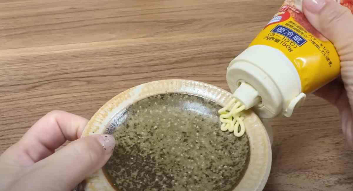 2タイプのノズルで取り付け簡単！, 細い穴から出てくるバターがきもちい～！, セリアの「ワンタッチ バターチューブキャップ」の詳細, 中華調味料のチューブに使えるキャップ！, 切れよし！ 片手で使えて便利！, セリアの「ワンタッチ 中華チューブキャップ」の詳細