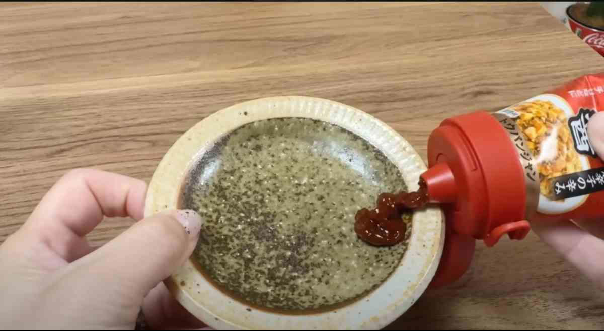 2タイプのノズルで取り付け簡単！, 細い穴から出てくるバターがきもちい～！, セリアの「ワンタッチ バターチューブキャップ」の詳細, 中華調味料のチューブに使えるキャップ！, 切れよし！ 片手で使えて便利！, セリアの「ワンタッチ 中華チューブキャップ」の詳細