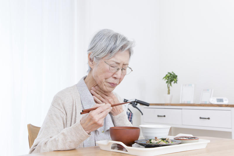 更年期以降の女性は特に注意が必要！, 人間ののどは誤嚥が起こりやすい構造, 人間ののどは“魔の交差点”, 週2〜3回の筋トレでのどの筋力はアップできる！, 誤嚥性肺炎の予防もできる！50代から始めたい「のどトレ7」, 飲み込みに使う筋肉を強化！全身のレジスタンス・トレーニング3選