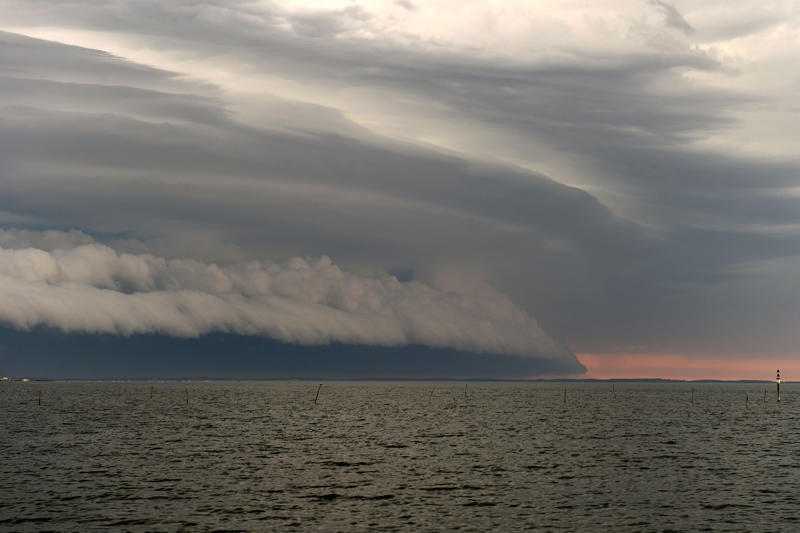 A solitary cloud The rare roll cloud, Cloud species, A solitary cloud, Rough and rolling, Weather change, A cloud blanket, Thunderstorm downdraft, What makes it happen?, Coastal breeze, Is it dangerous?, Global warming, The "Morning Glory", Around the world