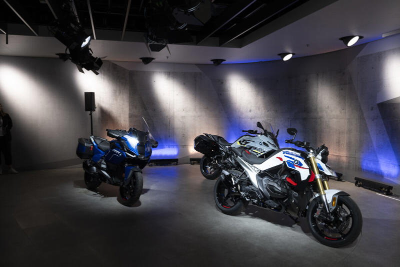 スタイリングの変化に注目！R 1300 Rの印象は“ストリートファイター”, 空力デザインと新型1300ccエンジンの組み合わせ, 鋭いピックアップが楽しいエンジン, アウトバーンで200km/hオーバーの世界を体感, 雨のワインディングも安心！ニュートラルなハンドリング, ドライ路面で真価発揮！シートとライディングポジションの完成度, オートシフターが生む快適さと集中力の持続, 写真で見るR 1300 Rの詳細