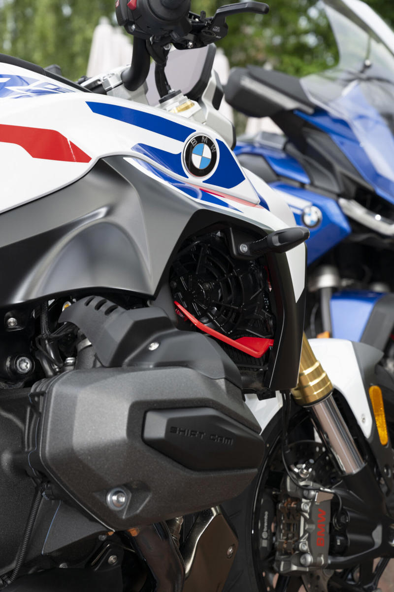 スタイリングの変化に注目！R 1300 Rの印象は“ストリートファイター”, 空力デザインと新型1300ccエンジンの組み合わせ, 鋭いピックアップが楽しいエンジン, アウトバーンで200km/hオーバーの世界を体感, 雨のワインディングも安心！ニュートラルなハンドリング, ドライ路面で真価発揮！シートとライディングポジションの完成度, オートシフターが生む快適さと集中力の持続, 写真で見るR 1300 Rの詳細