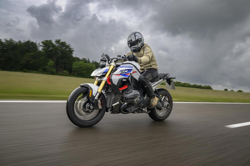 スタイリングの変化に注目！R 1300 Rの印象は“ストリートファイター”, 空力デザインと新型1300ccエンジンの組み合わせ, 鋭いピックアップが楽しいエンジン, アウトバーンで200km/hオーバーの世界を体感, 雨のワインディングも安心！ニュートラルなハンドリング, ドライ路面で真価発揮！シートとライディングポジションの完成度, オートシフターが生む快適さと集中力の持続, 写真で見るR 1300 Rの詳細