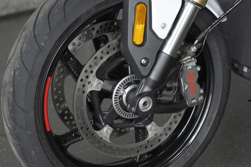 スタイリングの変化に注目！R 1300 Rの印象は“ストリートファイター”, 空力デザインと新型1300ccエンジンの組み合わせ, 鋭いピックアップが楽しいエンジン, アウトバーンで200km/hオーバーの世界を体感, 雨のワインディングも安心！ニュートラルなハンドリング, ドライ路面で真価発揮！シートとライディングポジションの完成度, オートシフターが生む快適さと集中力の持続, 写真で見るR 1300 Rの詳細
