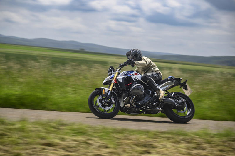 スタイリングの変化に注目！R 1300 Rの印象は“ストリートファイター”, 空力デザインと新型1300ccエンジンの組み合わせ, 鋭いピックアップが楽しいエンジン, アウトバーンで200km/hオーバーの世界を体感, 雨のワインディングも安心！ニュートラルなハンドリング, ドライ路面で真価発揮！シートとライディングポジションの完成度, オートシフターが生む快適さと集中力の持続, 写真で見るR 1300 Rの詳細