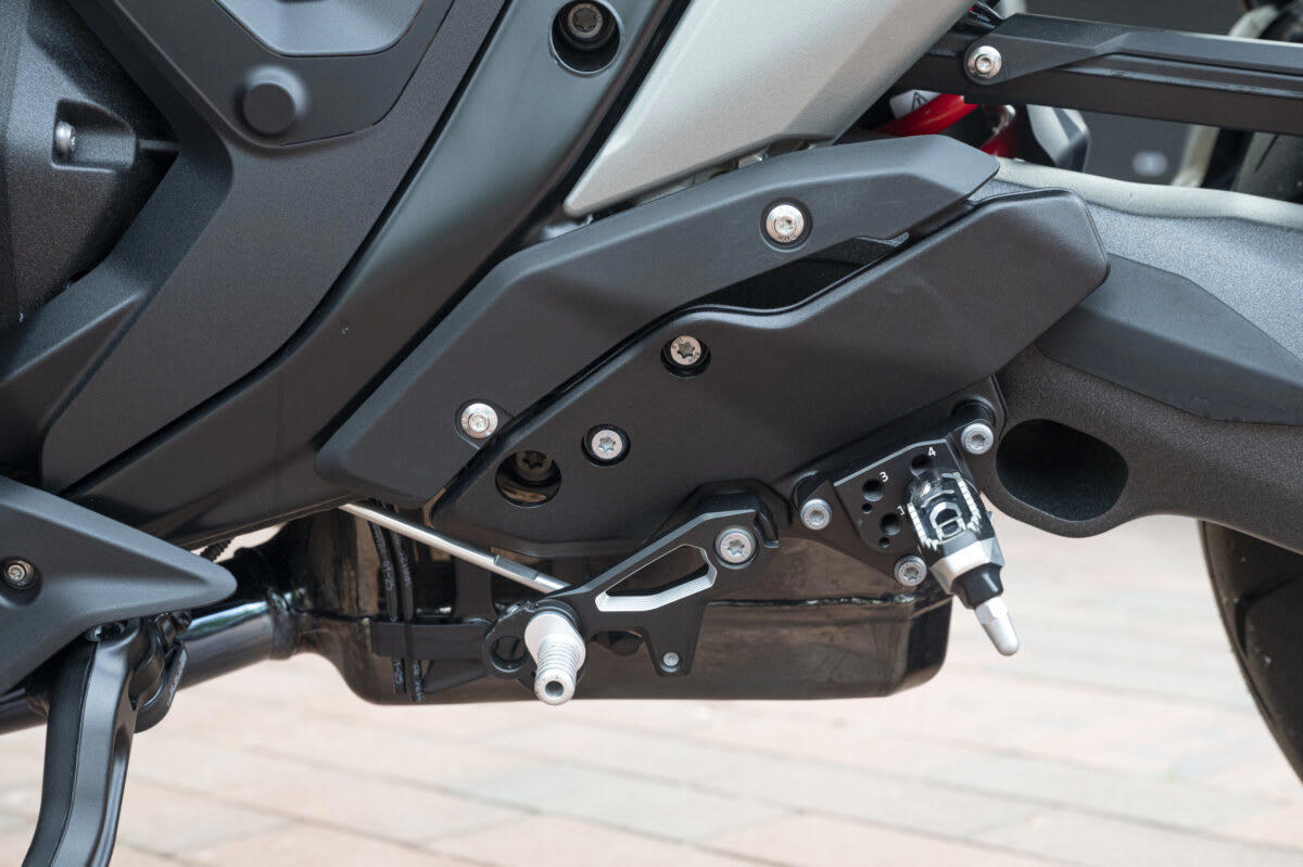 スタイリングの変化に注目！R 1300 Rの印象は“ストリートファイター”, 空力デザインと新型1300ccエンジンの組み合わせ, 鋭いピックアップが楽しいエンジン, アウトバーンで200km/hオーバーの世界を体感, 雨のワインディングも安心！ニュートラルなハンドリング, ドライ路面で真価発揮！シートとライディングポジションの完成度, オートシフターが生む快適さと集中力の持続, 写真で見るR 1300 Rの詳細