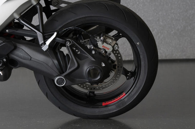 スタイリングの変化に注目！R 1300 Rの印象は“ストリートファイター”, 空力デザインと新型1300ccエンジンの組み合わせ, 鋭いピックアップが楽しいエンジン, アウトバーンで200km/hオーバーの世界を体感, 雨のワインディングも安心！ニュートラルなハンドリング, ドライ路面で真価発揮！シートとライディングポジションの完成度, オートシフターが生む快適さと集中力の持続, 写真で見るR 1300 Rの詳細