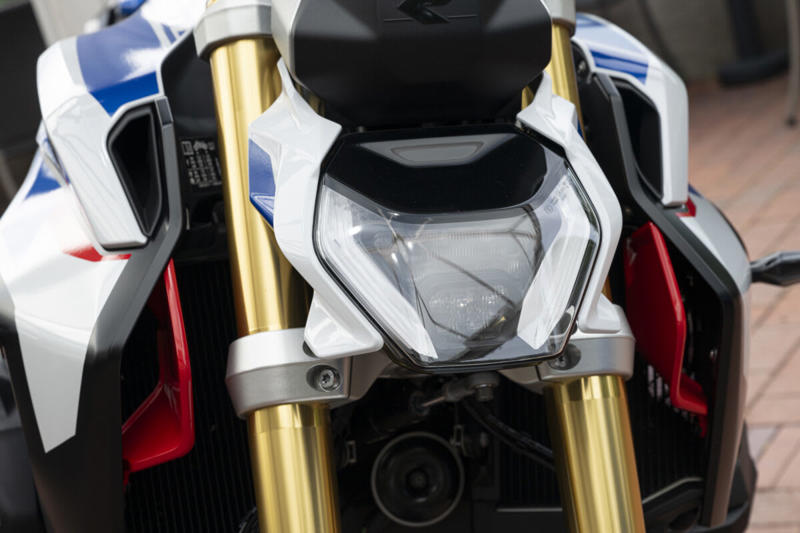 スタイリングの変化に注目！R 1300 Rの印象は“ストリートファイター”, 空力デザインと新型1300ccエンジンの組み合わせ, 鋭いピックアップが楽しいエンジン, アウトバーンで200km/hオーバーの世界を体感, 雨のワインディングも安心！ニュートラルなハンドリング, ドライ路面で真価発揮！シートとライディングポジションの完成度, オートシフターが生む快適さと集中力の持続, 写真で見るR 1300 Rの詳細
