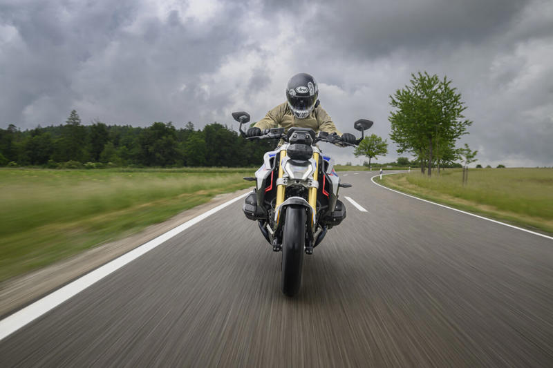 スタイリングの変化に注目！R 1300 Rの印象は“ストリートファイター”, 空力デザインと新型1300ccエンジンの組み合わせ, 鋭いピックアップが楽しいエンジン, アウトバーンで200km/hオーバーの世界を体感, 雨のワインディングも安心！ニュートラルなハンドリング, ドライ路面で真価発揮！シートとライディングポジションの完成度, オートシフターが生む快適さと集中力の持続, 写真で見るR 1300 Rの詳細