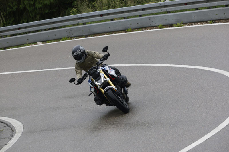 スタイリングの変化に注目！R 1300 Rの印象は“ストリートファイター”, 空力デザインと新型1300ccエンジンの組み合わせ, 鋭いピックアップが楽しいエンジン, アウトバーンで200km/hオーバーの世界を体感, 雨のワインディングも安心！ニュートラルなハンドリング, ドライ路面で真価発揮！シートとライディングポジションの完成度, オートシフターが生む快適さと集中力の持続, 写真で見るR 1300 Rの詳細