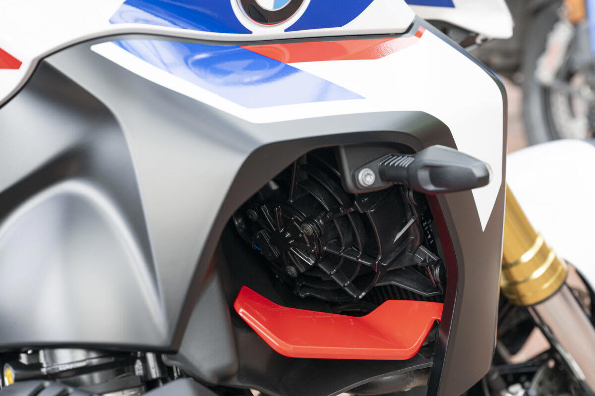 スタイリングの変化に注目！R 1300 Rの印象は“ストリートファイター”, 空力デザインと新型1300ccエンジンの組み合わせ, 鋭いピックアップが楽しいエンジン, アウトバーンで200km/hオーバーの世界を体感, 雨のワインディングも安心！ニュートラルなハンドリング, ドライ路面で真価発揮！シートとライディングポジションの完成度, オートシフターが生む快適さと集中力の持続, 写真で見るR 1300 Rの詳細