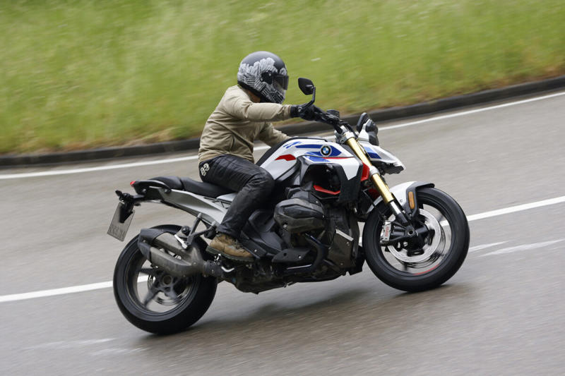 スタイリングの変化に注目！R 1300 Rの印象は“ストリートファイター”, 空力デザインと新型1300ccエンジンの組み合わせ, 鋭いピックアップが楽しいエンジン, アウトバーンで200km/hオーバーの世界を体感, 雨のワインディングも安心！ニュートラルなハンドリング, ドライ路面で真価発揮！シートとライディングポジションの完成度, オートシフターが生む快適さと集中力の持続, 写真で見るR 1300 Rの詳細