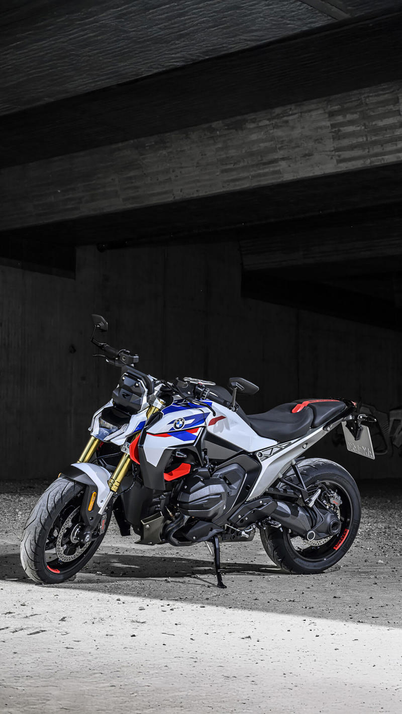 スタイリングの変化に注目！R 1300 Rの印象は“ストリートファイター”, 空力デザインと新型1300ccエンジンの組み合わせ, 鋭いピックアップが楽しいエンジン, アウトバーンで200km/hオーバーの世界を体感, 雨のワインディングも安心！ニュートラルなハンドリング, ドライ路面で真価発揮！シートとライディングポジションの完成度, オートシフターが生む快適さと集中力の持続, 写真で見るR 1300 Rの詳細