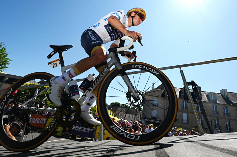 3: Remco Evenepoel - Soudal Quick-Step 10: Mattias Skjelmose - Lidl-Trek, 8: Florian Lipowitz - Red Bull-BORA-hansgrohe, 7: Oscar Onley - Team Picnic-PostNL, 6: Matteo Jorgenson - Team Visma-Lease a Bike, 5: Mathieu van der Poel - Alpecin-Deceuninck, 4: Jonas Vingegaard - Team Visma-Lease a Bike, 3: Kévin Vauquelin - Arkéa-B&B, 2: Remco Evenepoel - Soudal Quick-Step
