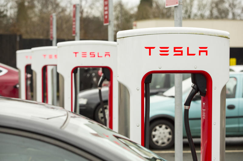 Musk launches political party, Tesla's stock plummets, In response to the new budget bill, "Big Beautiful Bill", A poll on X, Giving a voice to the "middle 80%", Trump mocks the third party, Musk is a "train wreck", says Trump, Former allies, Musk leaves Doge to turn Tesla around, Musk says national debt will rise by 00 billion, Mobilizing DOGE against Musk?, Exasperation mounts among Tesla shareholders, A 50% drop for Tesla, Tesla's share price fell again by almost 7%