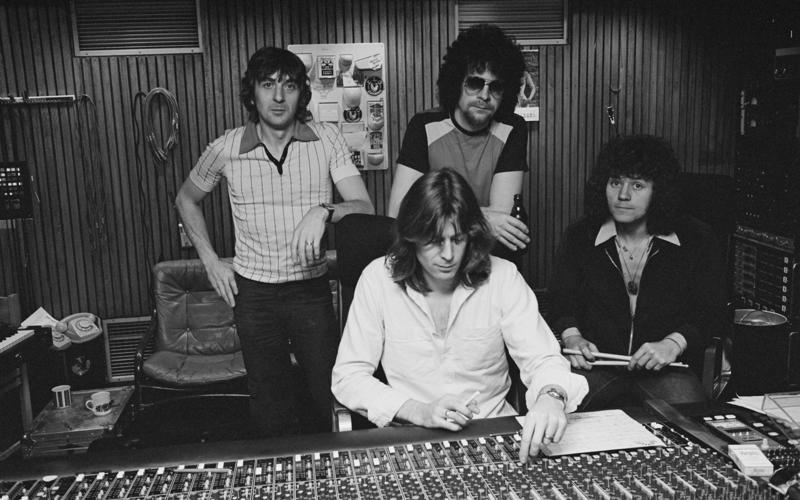 1. Mr. Blue Sky, 2. Hold On Tight, 3. Ordinary Dream, 4. Telephone Line, 5. Rock ’n’ Roll Is King