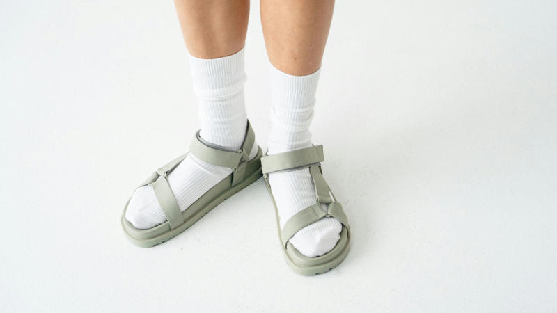 1. Socks With Sandals 1. Socks With Sandals, 2. Wearing Flag-Themed Apparel, 3. Safari Hats In Cities, 4. Matching Family Shirts, 5. Camera Around The Neck, 6. Bright Windbreakers, 7. Travel Vests With Dozens Of Pockets, 8. Zip-Off Convertible Pants, 9. Overloaded Daypacks, 10. Hawaiian Shirts Abroad, 1. Linen Shirts, 2. Neutral Sneakers, 3. Crossbody Bags, 4. Logo-Free Tees, 5. Solid-Color Maxi Dresses, 6. Earth-Tone Jackets, 7. Light Scarves, 8. Slip-On Loafers, 9. Packable Hats, 10. Dark Denim
