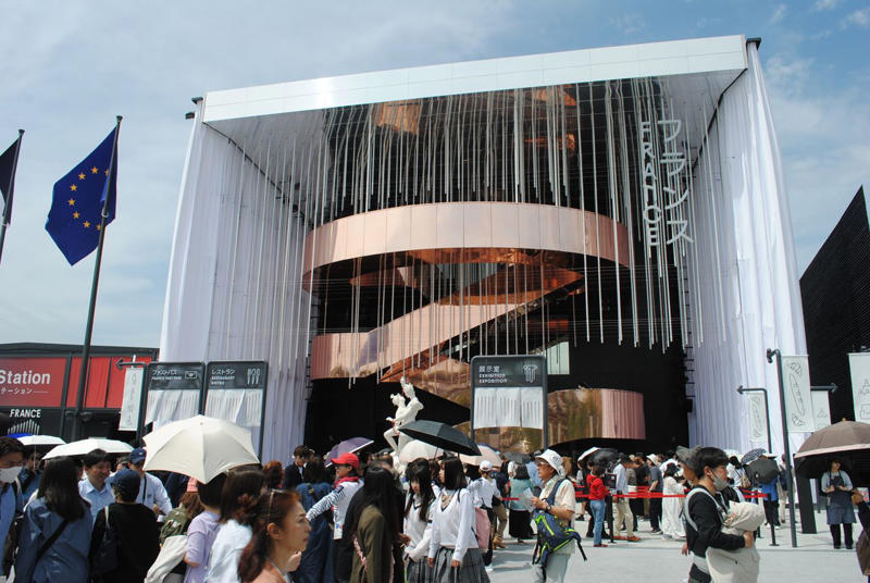 猛暑日に涼しく楽しむ「3つのポイント」, イベントスペースは穴場, 夜のショーの時間帯はパビリオンから人が引く, パビリオンを中心に回るコース, 万博の雰囲気をのんびり楽しむコース, 夕方のリングからの景観は圧巻
