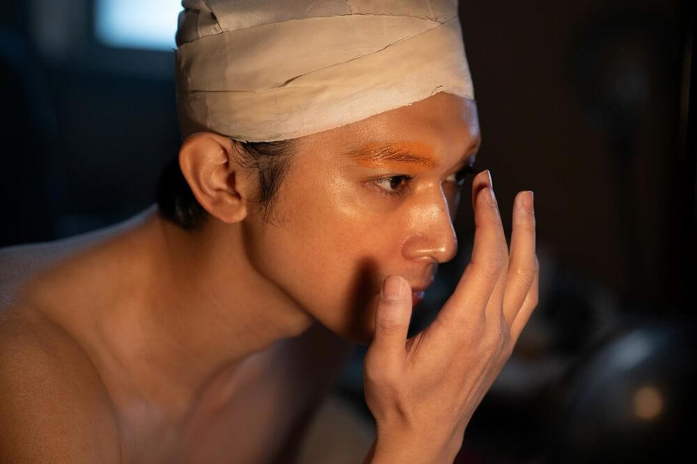 映画『国宝』が描いた世界のリアルを観に行く, 10年ぶりに歌舞伎座に入場してみる, イヤホンガイドは必携アイテムのひとつ, 開演前と幕あいに歌舞伎座の劇場空間を楽しむ, 2演目二役の市川團十郎の舞が会場中を魅了, 映画と演劇が歌舞伎ファンを増やす