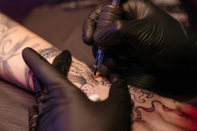 Pen tattoos: Ephemeral art or declaration of madness The art of surviving without losing glamour, Dancing with your own demons, Theatre workshop with multiple personalities, Writing the novel no one will read, Cook with what you have and act like you’re on MasterChef, The treasure hunt with yourself, Become an influencer without connection, Emotional Chuck Norris-level martial arts, Nuclear waste art exhibition, Bunker radio: The broadcaster of the end of the world, Dramatic reading of technical manuals, Role-playing games with dust bunnies and a cockroach, Bunkerized fashion shows, Pen tattoos: Ephemeral art or declaration of madness, Mock interviews for jobs that no longer exist