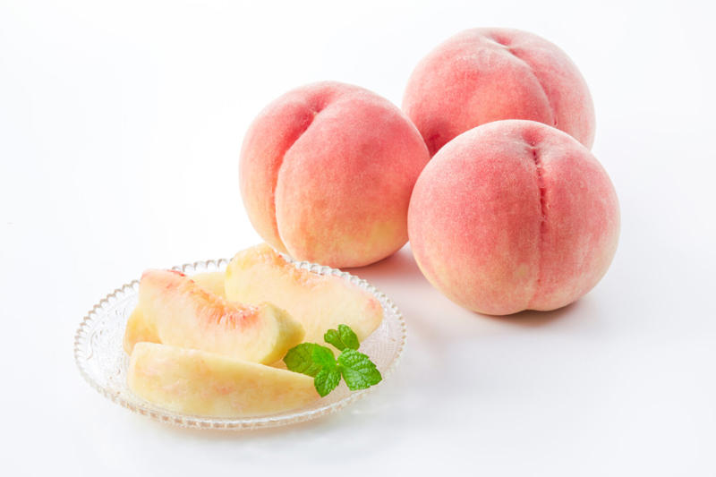 桃は食べる直前に冷やすとさらにおいしくなる, 桃が腐りやすくなるNG行為6つ, 1．桃を指で強く押す、触りすぎる, 2．直射日光が当たる場所に置く, 3．冷蔵庫やエアコンの風が直接当たる場所に置く, 4．冷蔵庫で長く保存しすぎる, 5．冷蔵庫から取り出して常温に長く置く, 6．エチレンガスを出す果物と一緒に保存する, 桃の正しい保存方法, 常温での保存方法（基本）, 冷蔵庫での保存方法, 冷凍庫での保存方法（長期間保存）, 桃が食べられない状態の見分け方, 熟しすぎた桃をおいしく食べる簡単レシピ