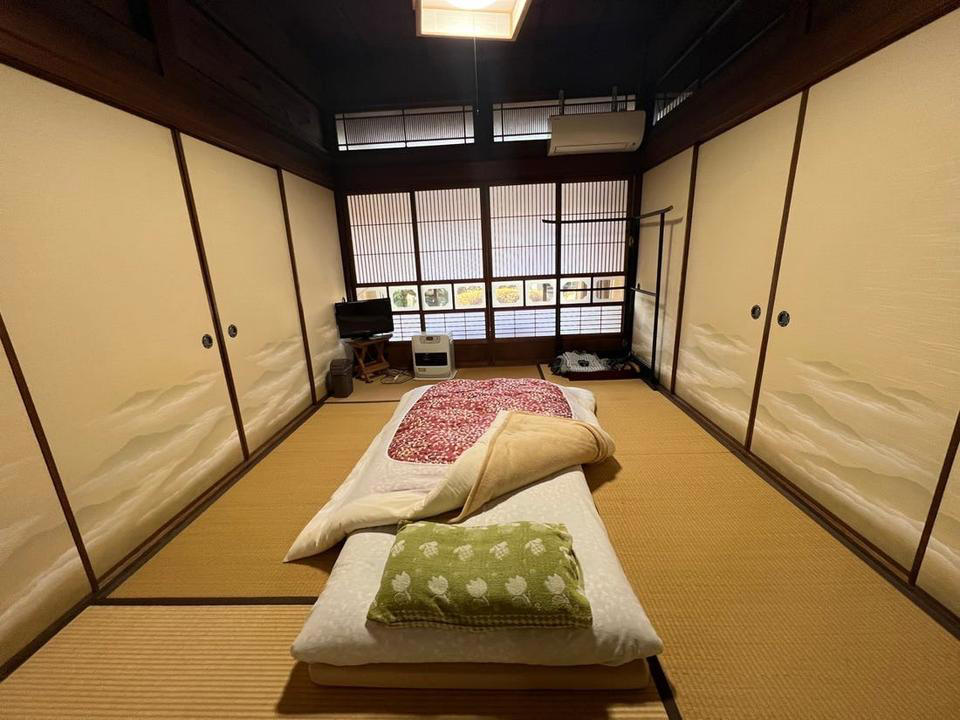 1. 畳の上でスリッパを履いていたこと, 2. 電車でのルールやエチケットを知らなかったこと, 3. 温泉施設でタブレットで読書をしようとしたこと, 4. 朝食に魚をたくさん食べること, 5. 東京での服装が場違いだと感じたこと