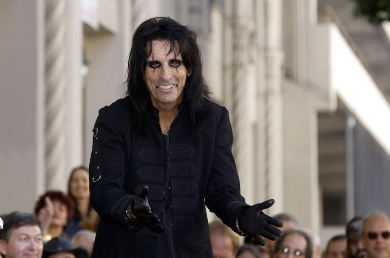 Alice Cooper Sinéad O'Connor, Sofia Richie, Shia LaBeouf, Karlie Kloss, David Chappelle, Mike Tyson, Bob Dylan, John Travolta, Isla Fisher, Orlando Bloom, Sharon Stone, Elizabeth Banks, Kate Capshaw, Jack Black, Ice Cube, Richard Gere, Sammy Davis, Jr., Alice Cooper, Julia Roberts, YoungBoy NBA, Oliver Stone, Elizabeth Taylor, George Harrison, David Bowie, Bettie Page, Sharmila Tagore, Connie Chung, Gary Busey, Tom Cruise, Katie Holmes, Ivanka Trump, Stephen Baldwin