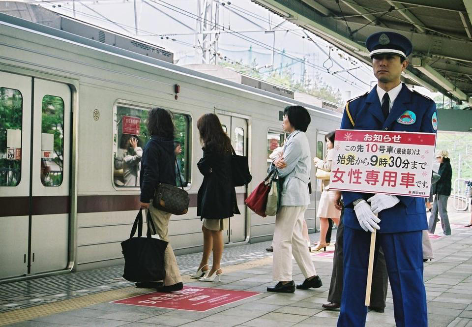 1. 畳の上でスリッパを履いていたこと, 2. 電車でのルールやエチケットを知らなかったこと, 3. 温泉施設でタブレットで読書をしようとしたこと, 4. 朝食に魚をたくさん食べること, 5. 東京での服装が場違いだと感じたこと