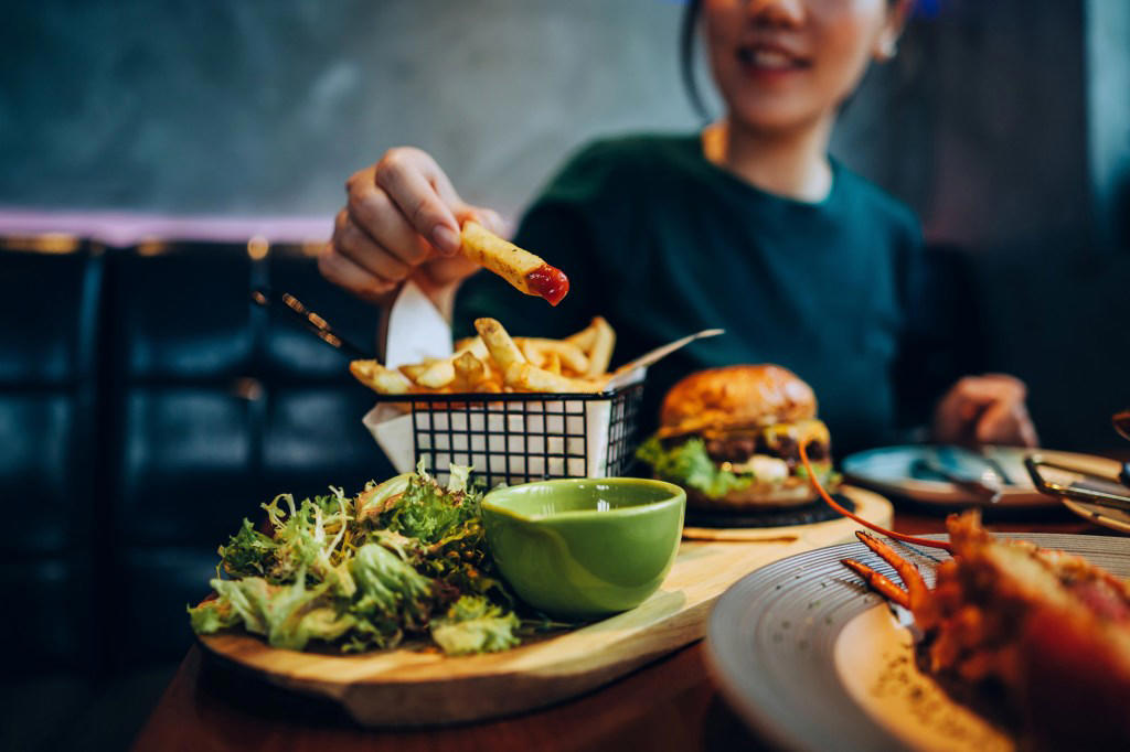 7 signs you’re about to eat in a bad restaurant You're waiting a long time, There's a lack of personal hygiene, The menu is dirty, Salt and pepper shakers on the table, The bathroom isn't kept clean, Lack of disinfectant, Insects inside the restaurant