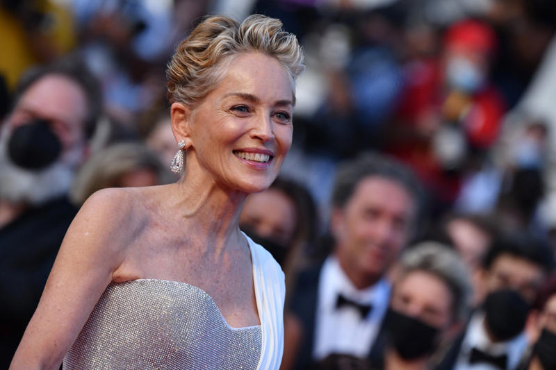 Sharon Stone Sinéad O'Connor, Sofia Richie, Shia LaBeouf, Karlie Kloss, David Chappelle, Mike Tyson, Bob Dylan, John Travolta, Isla Fisher, Orlando Bloom, Sharon Stone, Elizabeth Banks, Kate Capshaw, Jack Black, Ice Cube, Richard Gere, Sammy Davis, Jr., Alice Cooper, Julia Roberts, YoungBoy NBA, Oliver Stone, Elizabeth Taylor, George Harrison, David Bowie, Bettie Page, Sharmila Tagore, Connie Chung, Gary Busey, Tom Cruise, Katie Holmes, Ivanka Trump, Stephen Baldwin