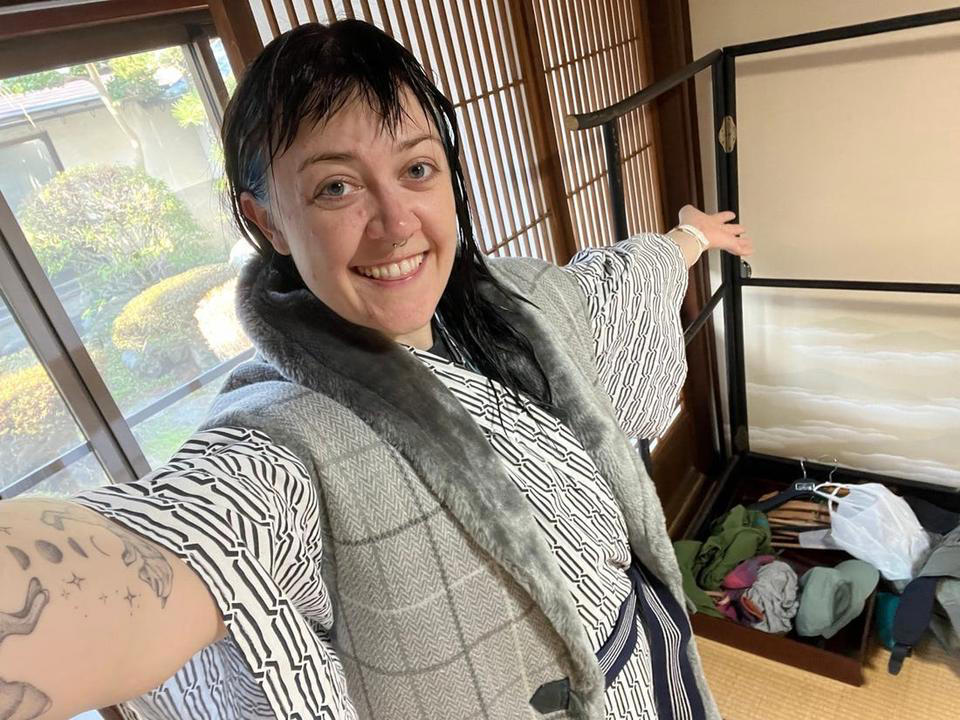 1. 畳の上でスリッパを履いていたこと, 2. 電車でのルールやエチケットを知らなかったこと, 3. 温泉施設でタブレットで読書をしようとしたこと, 4. 朝食に魚をたくさん食べること, 5. 東京での服装が場違いだと感じたこと