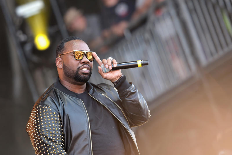 Raekwon Sinéad O'Connor, Sofia Richie, Shia LaBeouf, Karlie Kloss, David Chappelle, Mike Tyson, Bob Dylan, John Travolta, Isla Fisher, Orlando Bloom, Sharon Stone, Elizabeth Banks, Kate Capshaw, Jack Black, Ice Cube, Richard Gere, Sammy Davis, Jr., Alice Cooper, Julia Roberts, YoungBoy NBA, Oliver Stone, Elizabeth Taylor, George Harrison, David Bowie, Bettie Page, Sharmila Tagore, Connie Chung, Gary Busey, Tom Cruise, Katie Holmes, Ivanka Trump, Stephen Baldwin