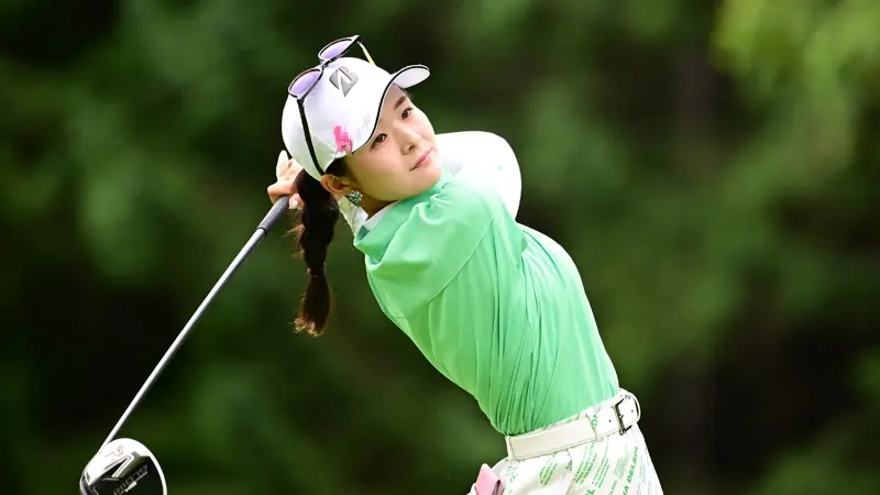 優雅さ、才能、そして美しさ、日本のゴルフコースでの素敵なゲストたち。, ...鹿もゴルフコースに登場。, ミネベアミツミレディース北海道新聞CUPで日本人ゴルファーが奮闘中。, ボールを打つときの集中力は常に最高だが......。, ...このような優れた選手たちは、たとえ可愛らしいリスが登場しても気が散ることはない。, 素晴らしい友情はゴルフコースで生まれる...。, ...もちろん彼らは皆、勝利を望んでいる..., ...スポーツをする人は常に対戦相手よりも良い結果を目指している。, ルックスにも拘っている。, ...アスリートたちはとても慎重に選んでいる..., ...そのエレガンスが賞賛されることが多々ある。, クラシックな衣装を好む人もいるが...。, ......もっと勇敢な人たちがいる, 彼女たちのプレーを見るのは、確かに大きな喜びだ......。, ...美しさだけでなく、それ以上のものがある。