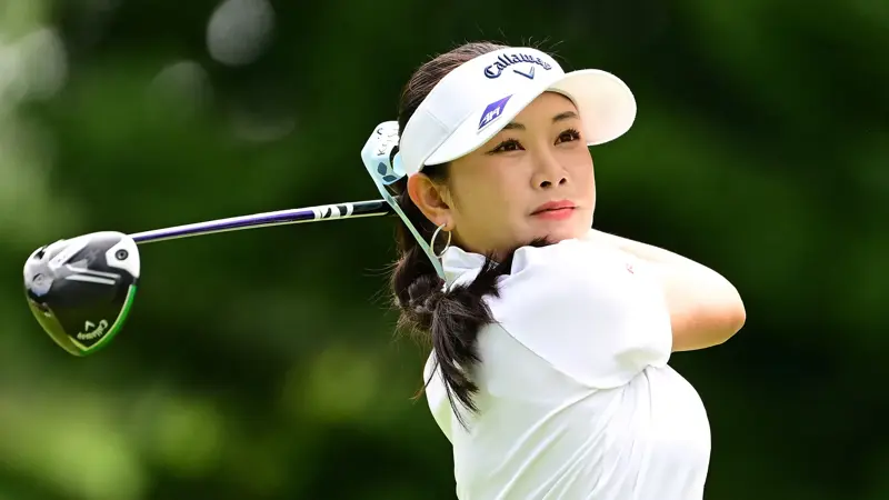 優雅さ、才能、そして美しさ、日本のゴルフコースでの素敵なゲストたち。, ...鹿もゴルフコースに登場。, ミネベアミツミレディース北海道新聞CUPで日本人ゴルファーが奮闘中。, ボールを打つときの集中力は常に最高だが......。, ...このような優れた選手たちは、たとえ可愛らしいリスが登場しても気が散ることはない。, 素晴らしい友情はゴルフコースで生まれる...。, ...もちろん彼らは皆、勝利を望んでいる..., ...スポーツをする人は常に対戦相手よりも良い結果を目指している。, ルックスにも拘っている。, ...アスリートたちはとても慎重に選んでいる..., ...そのエレガンスが賞賛されることが多々ある。, クラシックな衣装を好む人もいるが...。, ......もっと勇敢な人たちがいる, 彼女たちのプレーを見るのは、確かに大きな喜びだ......。, ...美しさだけでなく、それ以上のものがある。