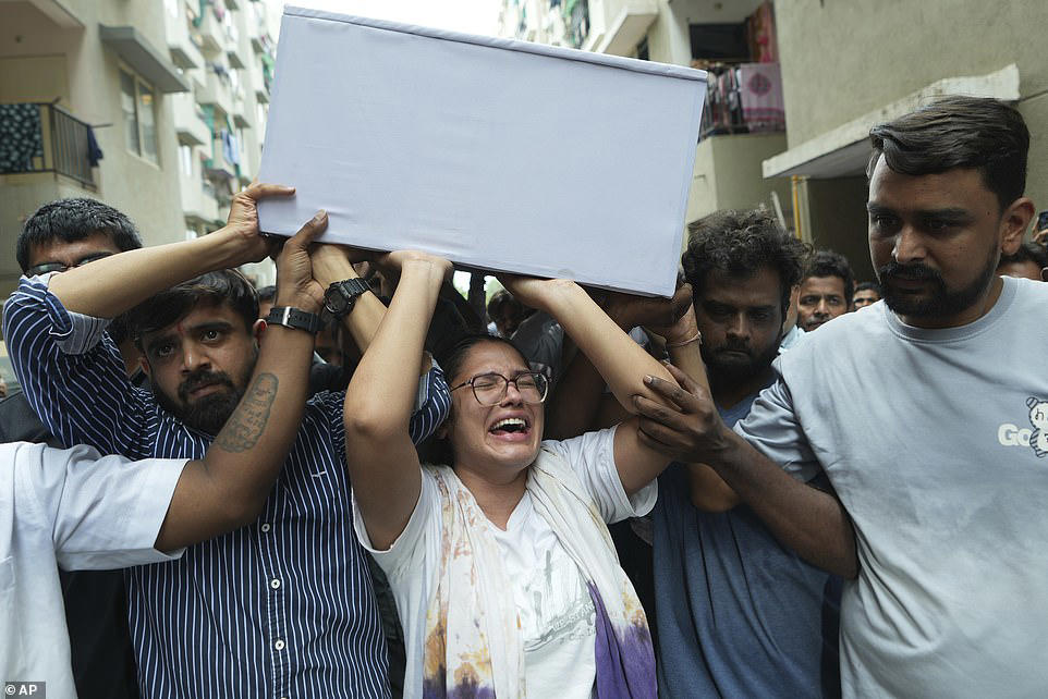 Air India plane crash probe 'focuses on pilots'