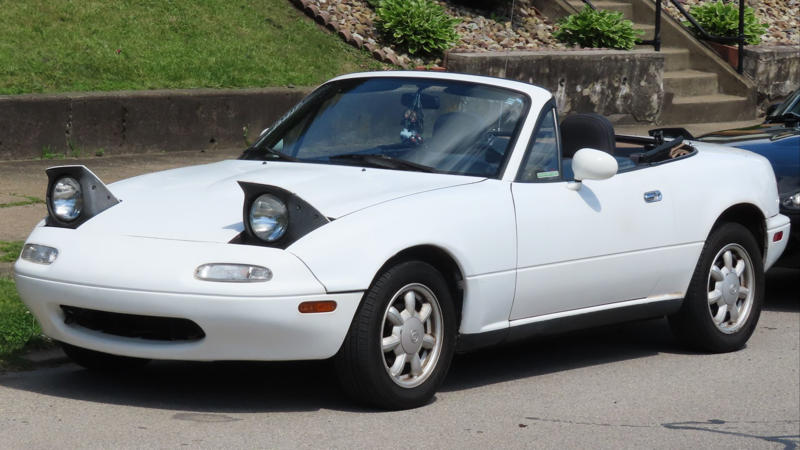 2. Mazda MX-5 Miata 1. Chevrolet Corvette C1, 2. Mazda MX-5 Miata, 3. Ford Mustang Convertible, 4. Porsche Boxster, 5. Mercedes-Benz SL (W113 “Pagoda”), 6. Shelby Cobra, 7. BMW 4 Series Convertible, 8. MINI Convertible (2016–Present), 9. Audi TT Roadster (2014–2023), 10. Porsche 911 Cabriolet (2019–Present), 1. Chrysler PT Cruiser Convertible, 2. Buick Cascada, 3. Nissan Micra CC, 4. Chevrolet SSR, 5. Suzuki X-90, 6. Chrysler Sebring Convertible (2008), 7. Range Rover Evoque Convertible, 8. Land Rover Freelander Convertible, 9. Lexus SC 430, 10. Dodge Dakota Convertible