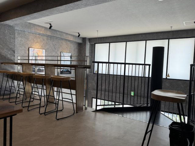 地下鉄の出口から徒歩1分以内！NEWオープンの「EINS coffee」, 朝の居心地抜群！のんびり静かな時間を過ごせる店内, もっちりしっとりな「グリルバナナブレッド」, 自家製グラノーラのヨーグルトボウル